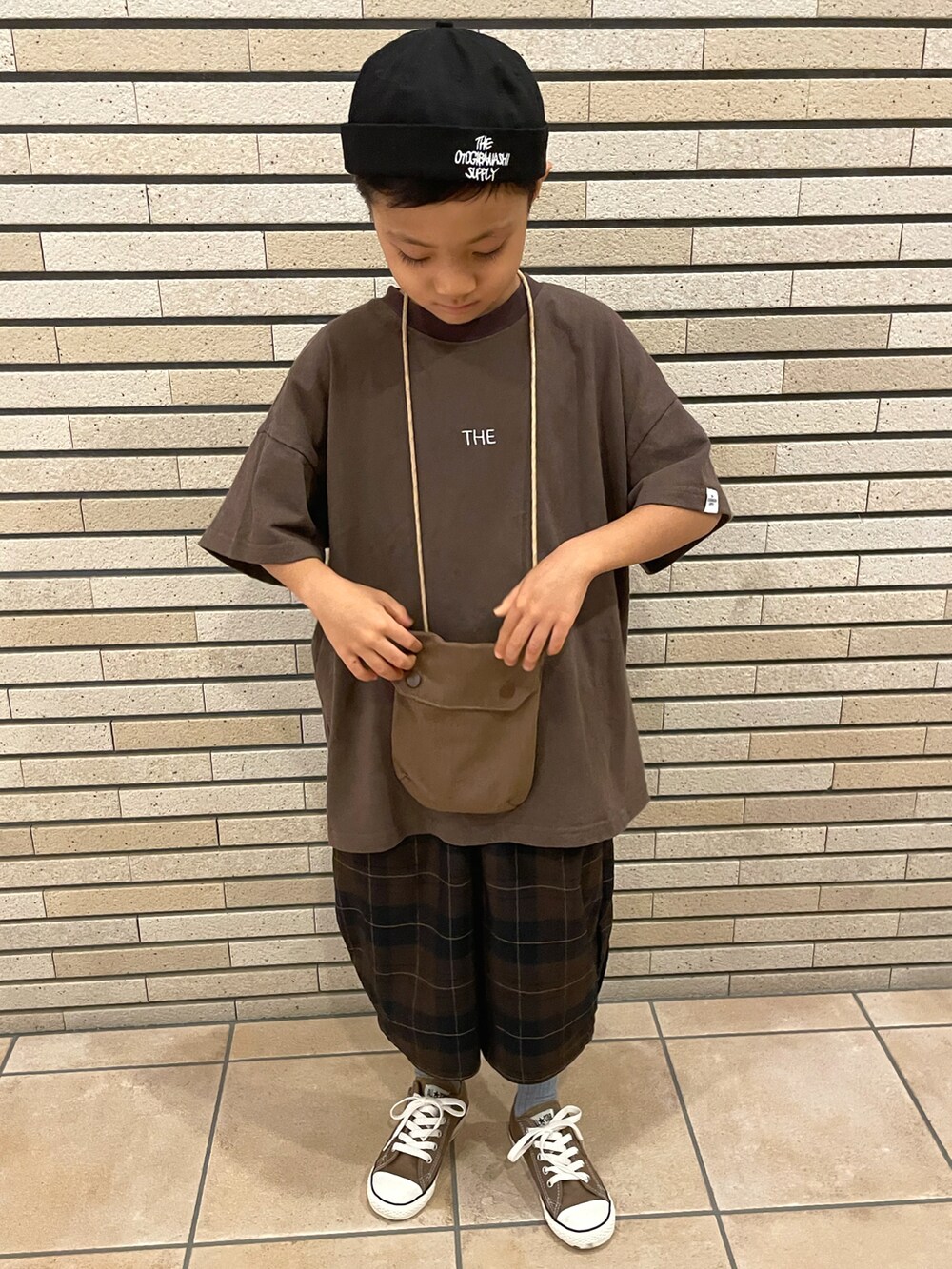 ブラウン系のTシャツ/カットソー、ブラウン系のベスト、ブラウン系のその他パンツを着用したキッズの秋コーディネートの4枚目の写真