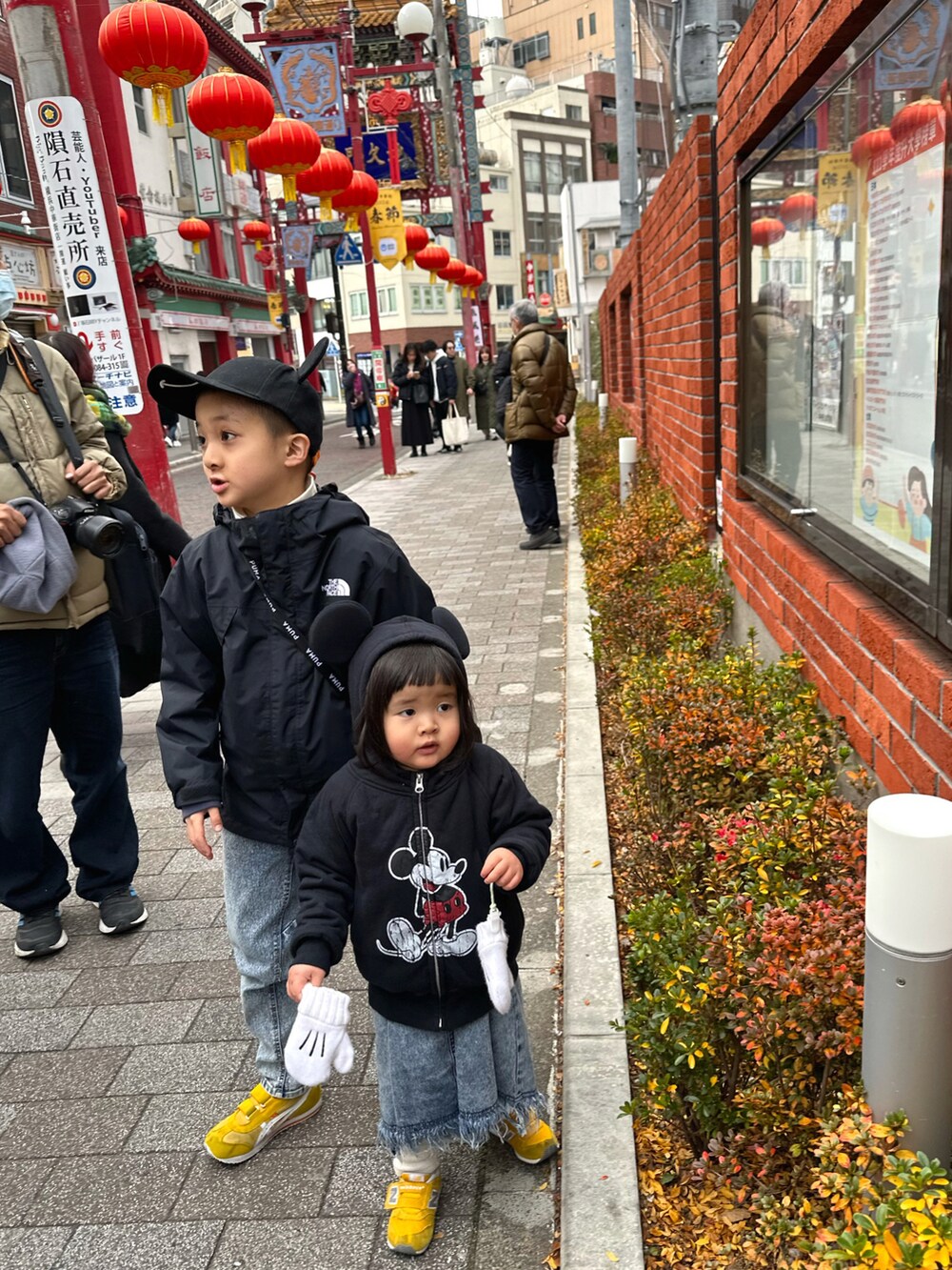 ブルー系のスウェット、ホワイト系のTシャツ/カットソー、その他のデニムパンツを着用したキッズの春コーディネートの4枚目の写真