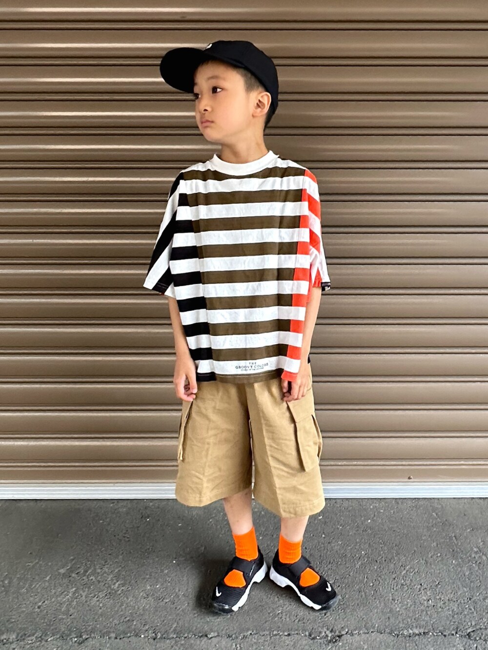 その他のTシャツ/カットソー、ベージュ系のその他パンツ、ブラック系のスニーカーを着用したキッズの夏コーディネートの2枚目の写真