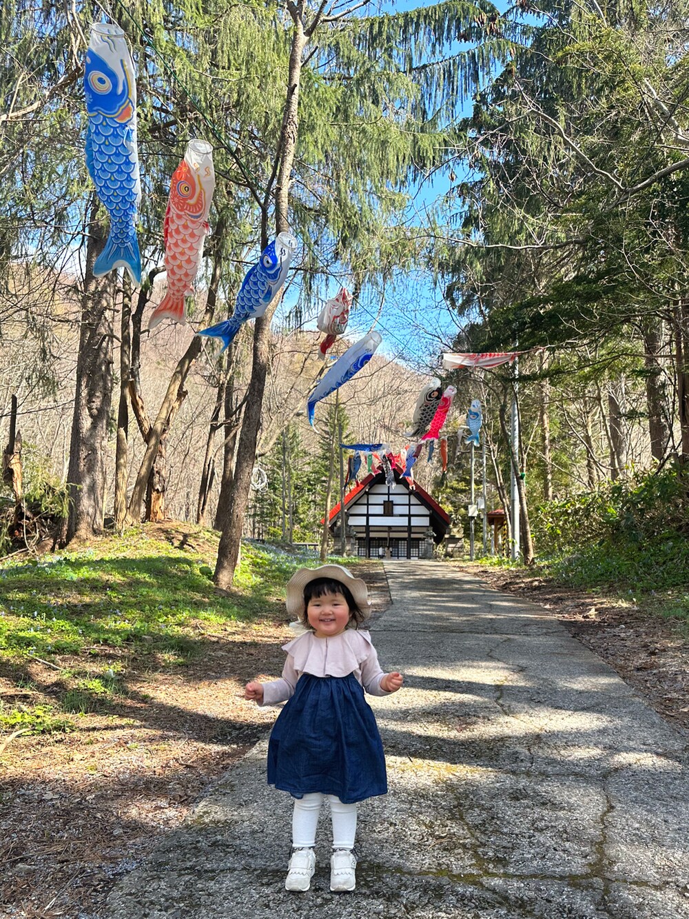 ピンク系のTシャツ/カットソー、ブルー系のワンピース、ホワイト系のスニーカーを着用したキッズの春コーディネートの2枚目の写真