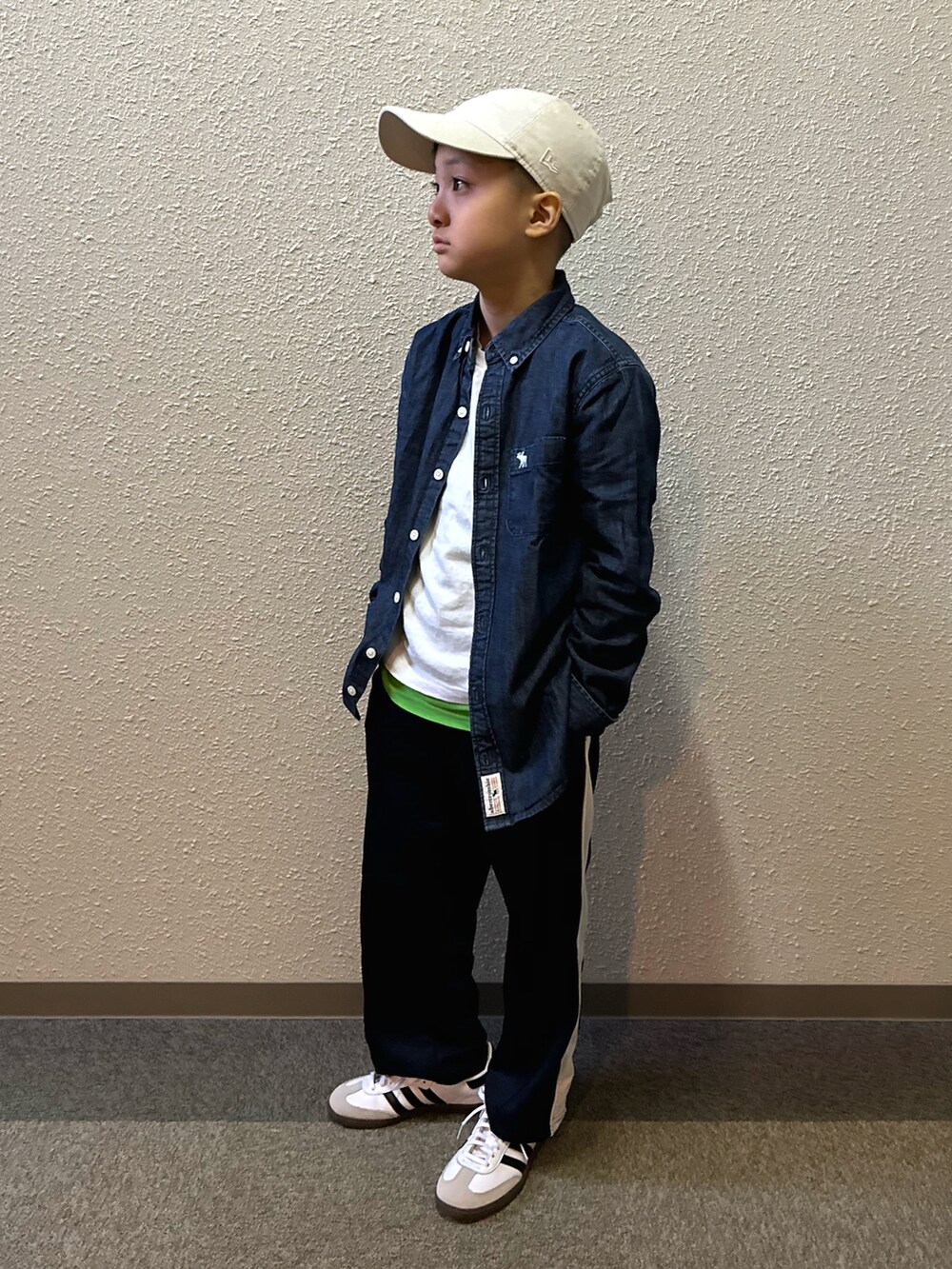 ホワイト系のTシャツ/カットソー、ブルー系のシャツ/ブラウス、ブルー系のスウェットパンツを着用したキッズの春コーディネートの2枚目の写真