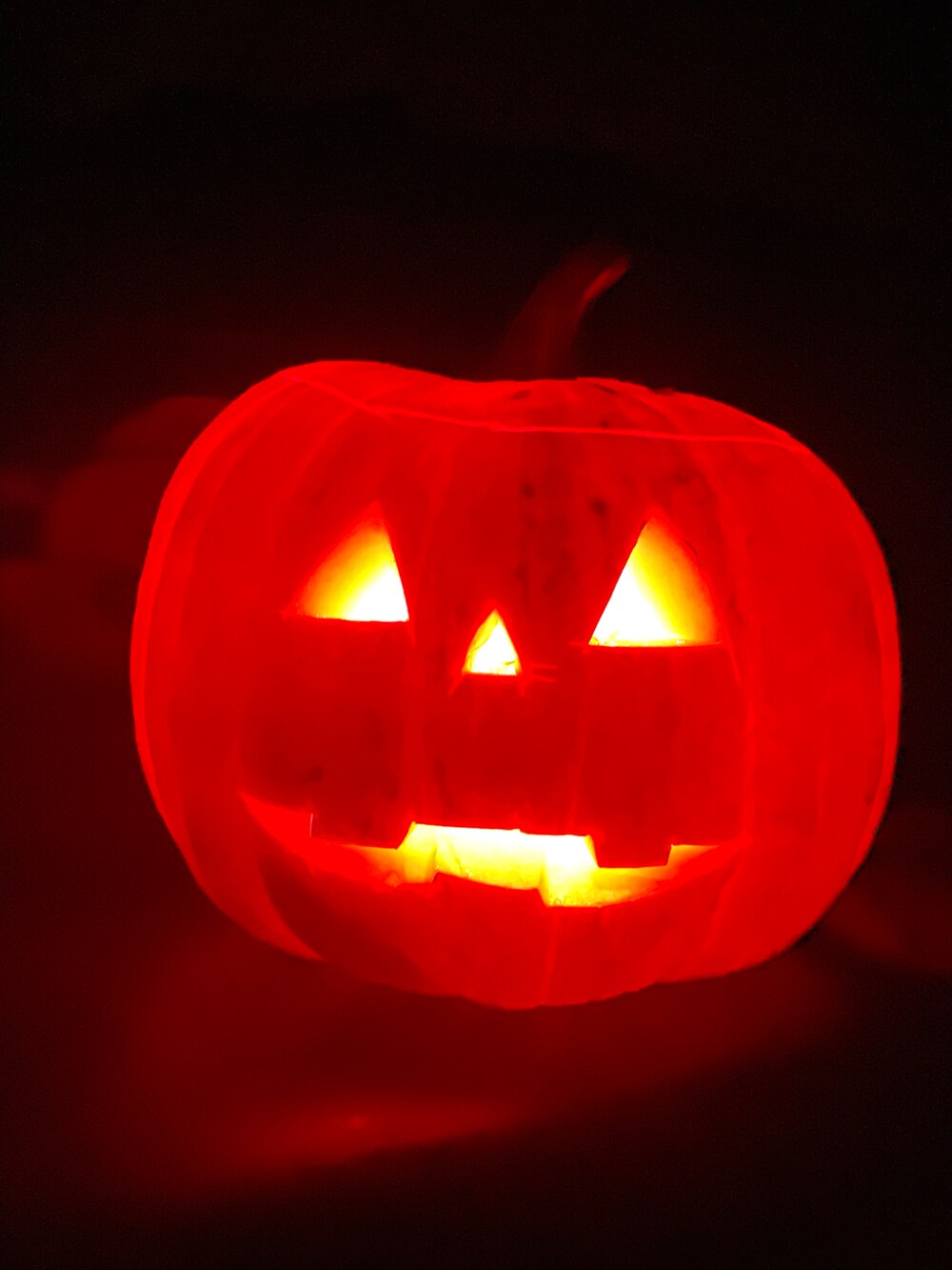 オレンジ系のトップス、ブラウン系のTシャツ/カットソー、ブラック系のその他パンツを着用したキッズの秋コーディネートの5枚目の写真