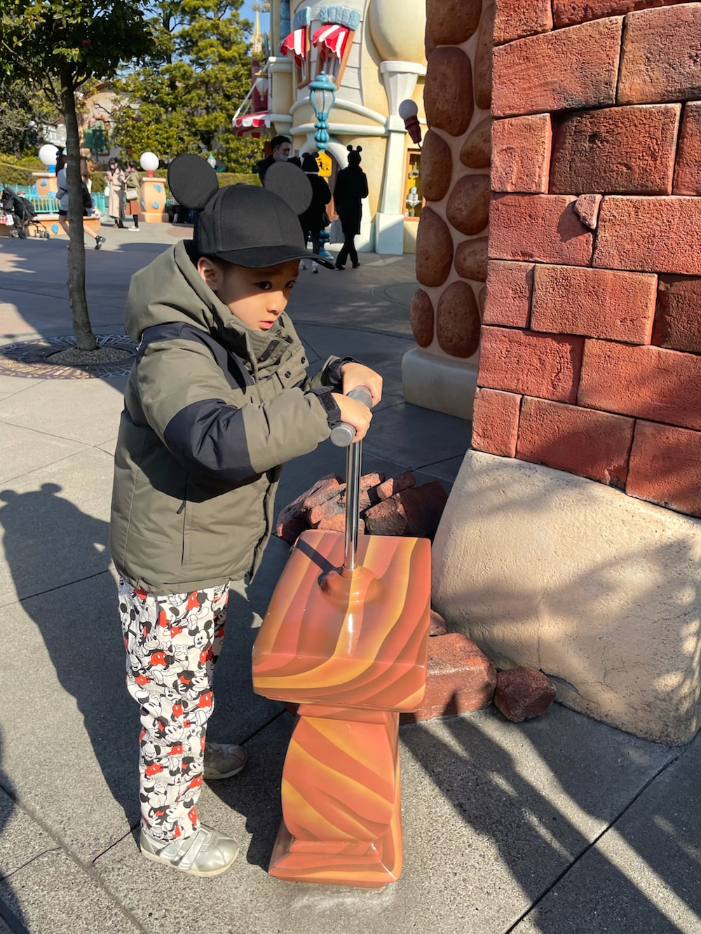 グリーン系のダウンジャケット/コート、ブラック系のスウェット、ホワイト系のその他パンツを着用したキッズの春コーディネートの3枚目の写真