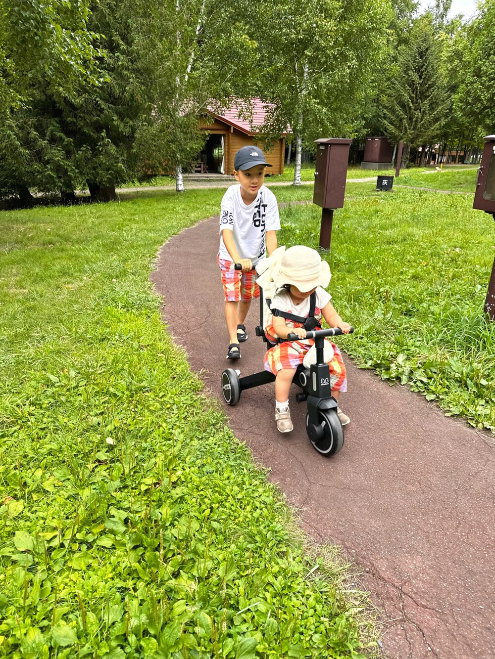 オレンジ系のワンピース/ドレス、ホワイト系のTシャツ/カットソー、オレンジ系のパンツを着用したキッズの秋コーディネートの2枚目の写真