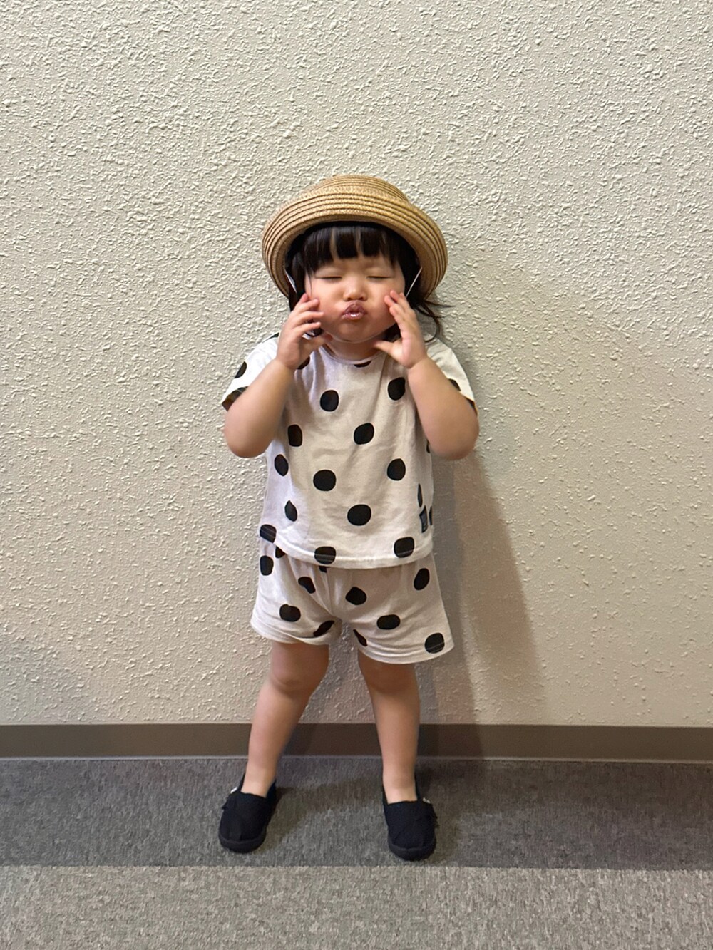 ブラック系のスニーカー、ベージュ系の帽子を着用したキッズの夏コーディネートの2枚目の写真