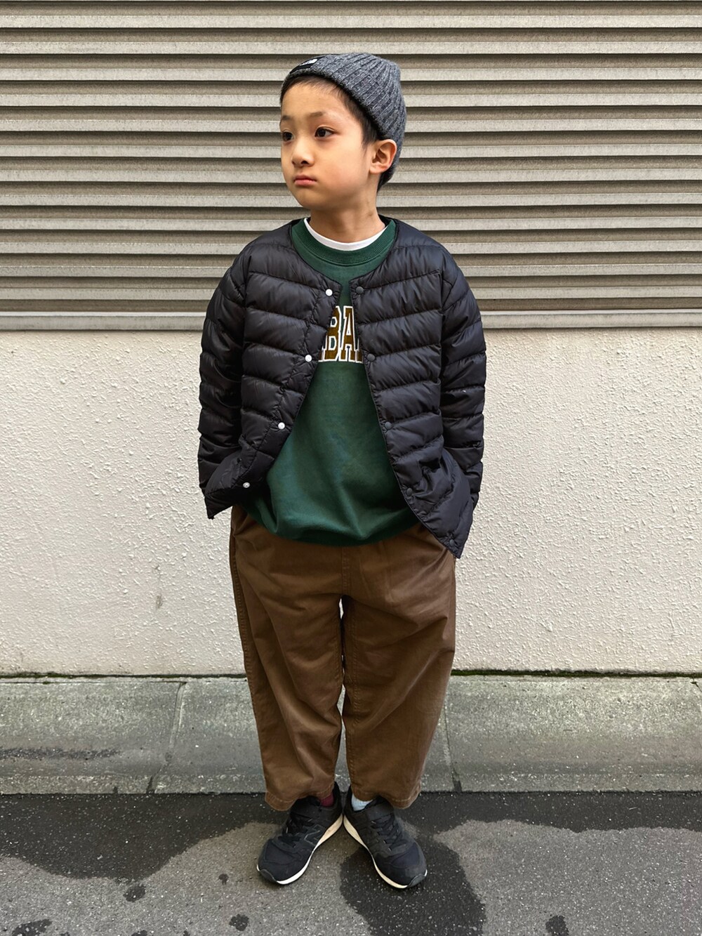 ブラック系のダウンジャケット/コート、グリーン系のベスト、ホワイト系のTシャツ/カットソーを着用したキッズの秋コーディネートの4枚目の写真