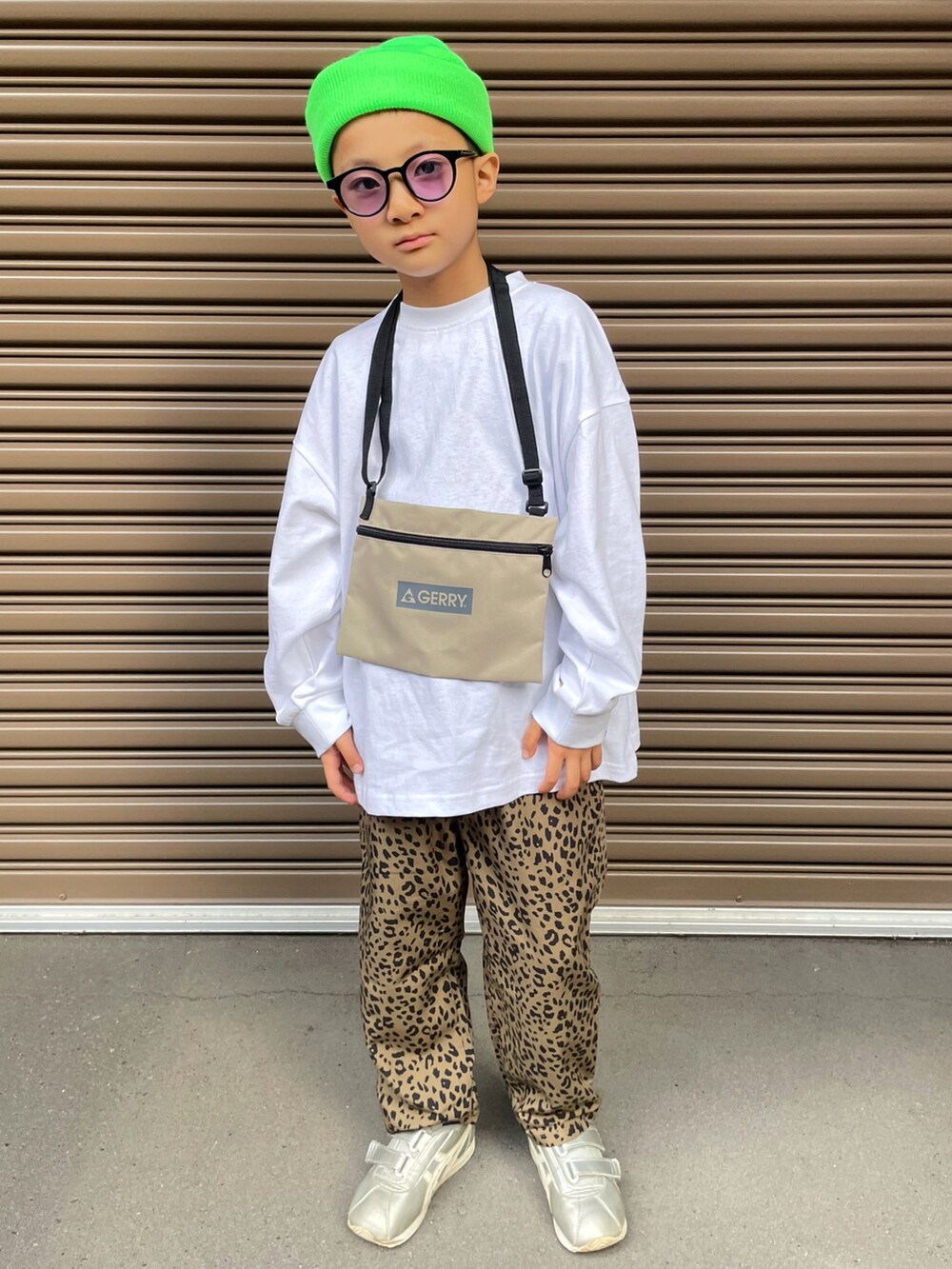 ホワイト系のTシャツ/カットソー、ベージュ系のその他パンツ、シルバー系のスニーカーを着用したキッズの秋コーディネートの3枚目の写真
