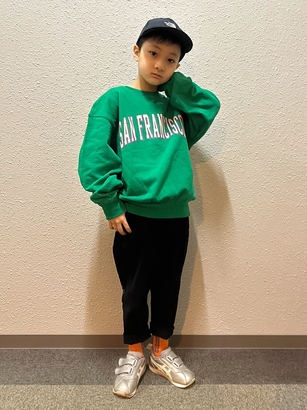 ブラック系のジャケット/アウター、グリーン系のスウェット、ブラック系のその他パンツを着用したキッズの春コーディネートの4枚目の写真