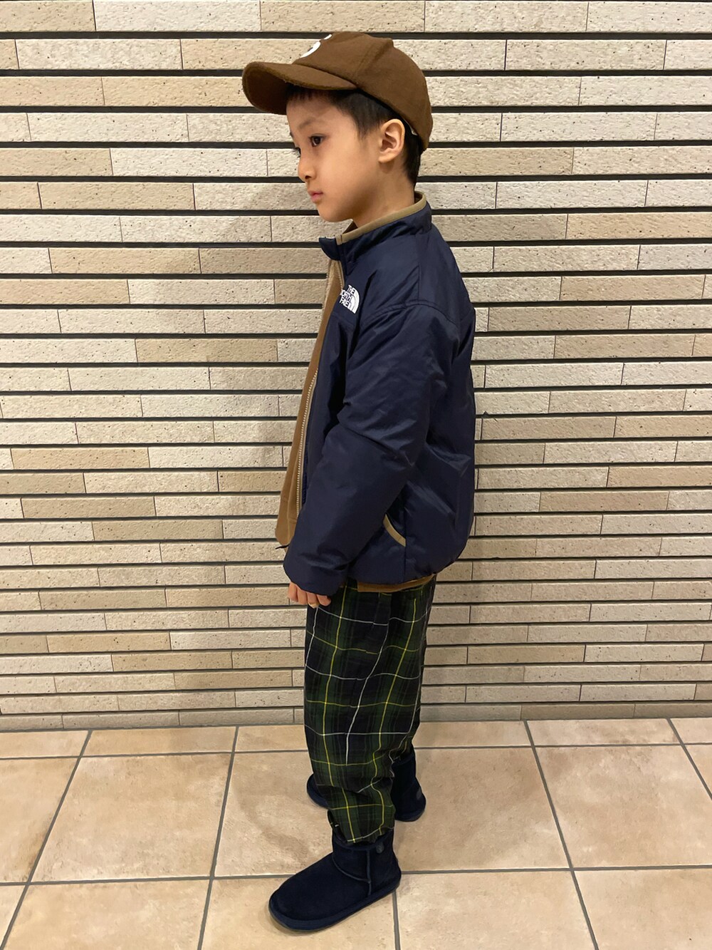 ブルー系のその他アウター、ブラウン系のスウェット、ブルー系のパンツを着用したキッズの秋コーディネートの3枚目の写真