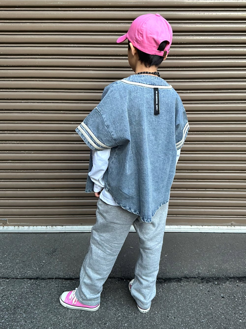 ブルー系のトップス、ホワイト系のTシャツ/カットソー、グレー系のその他パンツを着用したキッズの春コーディネートの4枚目の写真