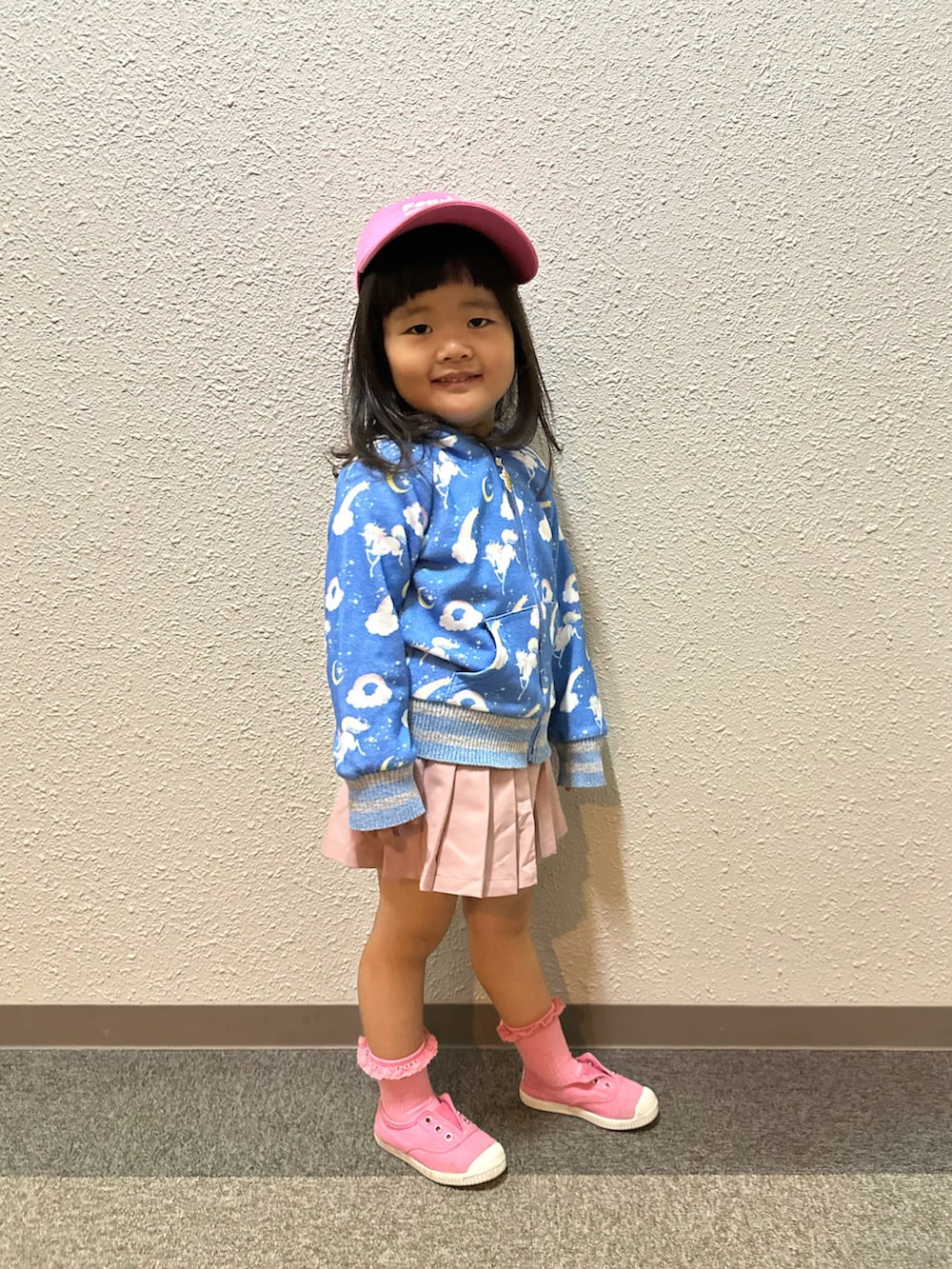 ブルー系のパーカー、ピンク系のその他パンツ、ピンク系のスリッポンを着用したキッズの秋コーディネートの2枚目の写真