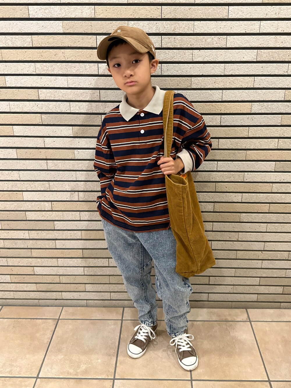 ブルー系のTシャツ/カットソー、その他のデニムパンツ、ブラウン系のスニーカーを着用したキッズの秋コーディネートの2枚目の写真