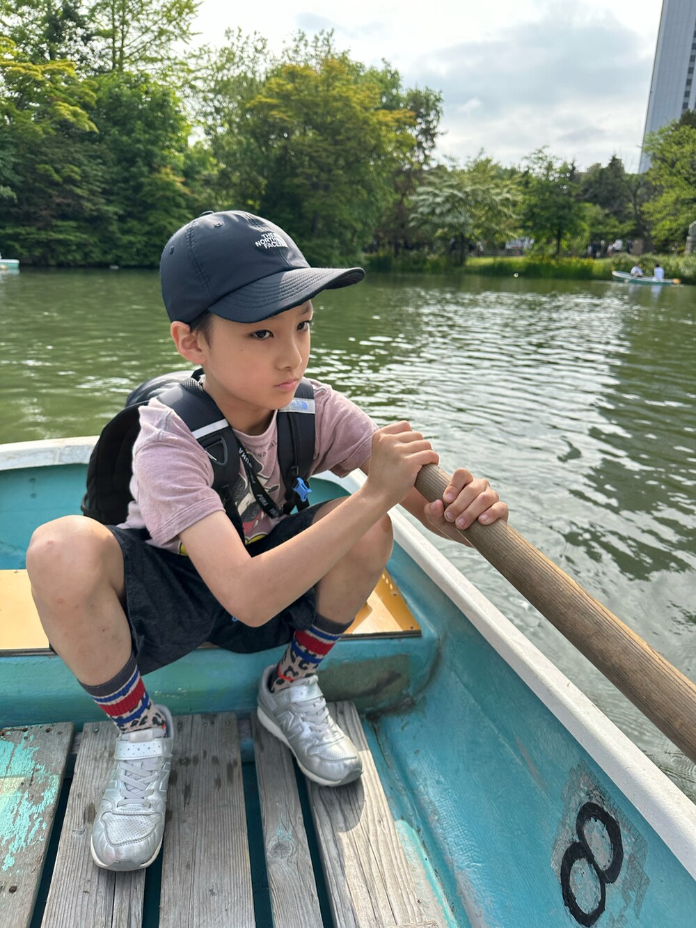 ブラウン系のTシャツ/カットソー、ブラック系のデニムパンツ、シルバー系のスニーカーを着用したキッズの夏コーディネートの5枚目の写真