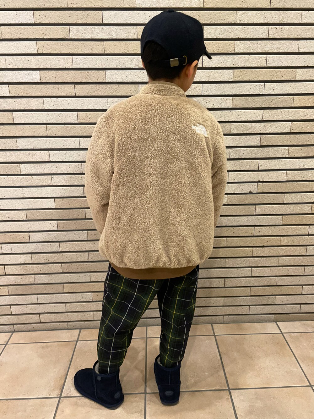 ブラウン系のスウェット、ブルー系のその他アウター、ブルー系のパンツを着用したキッズの冬コーディネートの3枚目の写真