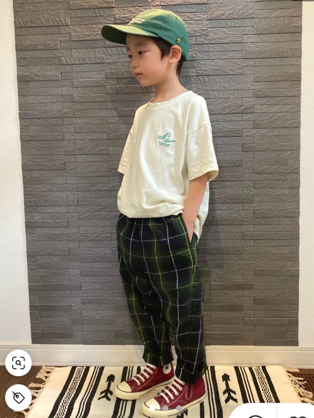 ホワイト系のTシャツ/カットソー、ブルー系のパンツ、ピンク系のスニーカーを着用したキッズの春コーディネートの3枚目の写真