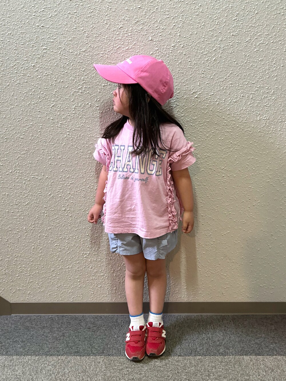 ピンク系のTシャツ/カットソー、ブルー系のその他パンツ、レッド系のスニーカーを着用したキッズの夏コーディネートの3枚目の写真