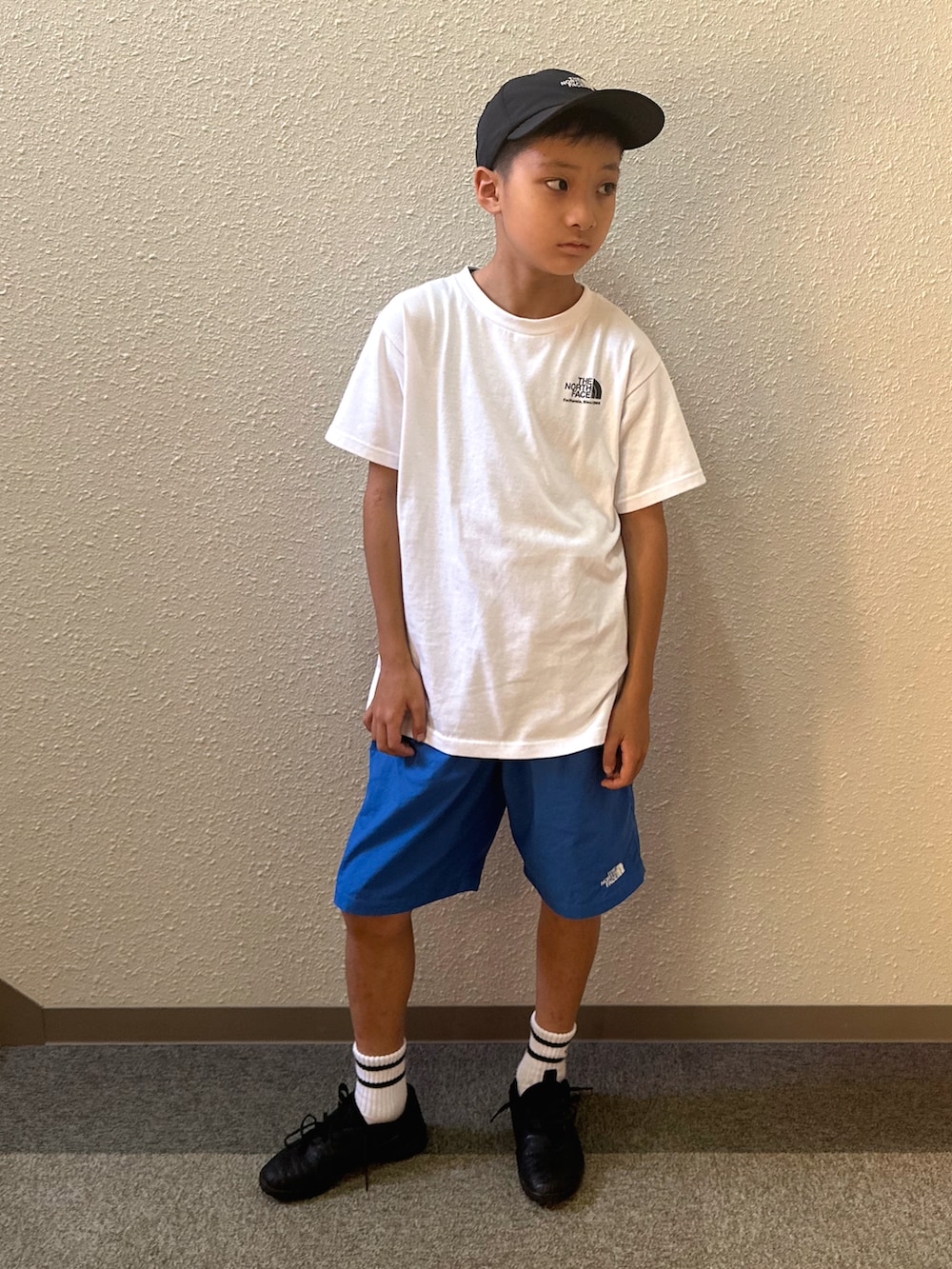 ブルー系のその他パンツ、ホワイト系のTシャツ/カットソー、ブラック系のスニーカーを着用したキッズの夏コーディネートの2枚目の写真