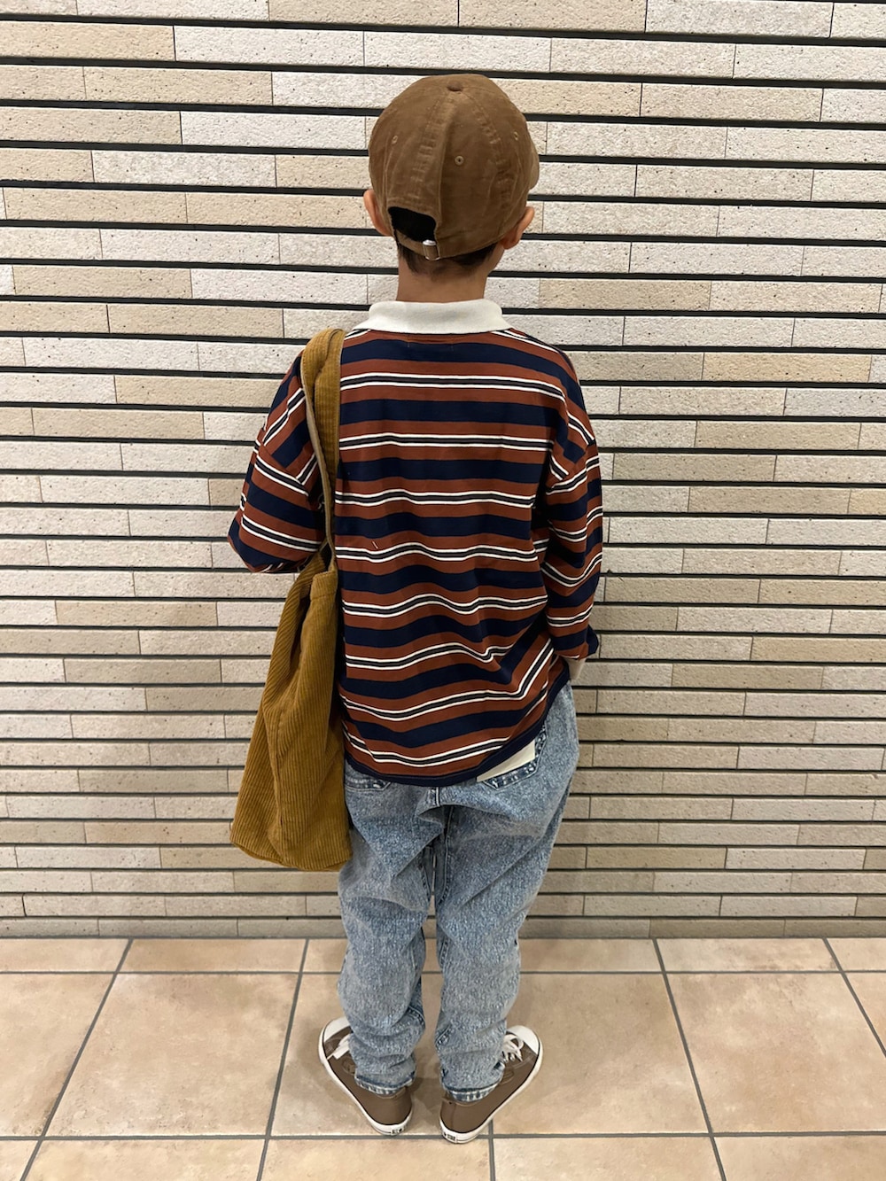 ブルー系のTシャツ/カットソー、その他のデニムパンツ、ブラウン系のスニーカーを着用したキッズの秋コーディネートの3枚目の写真