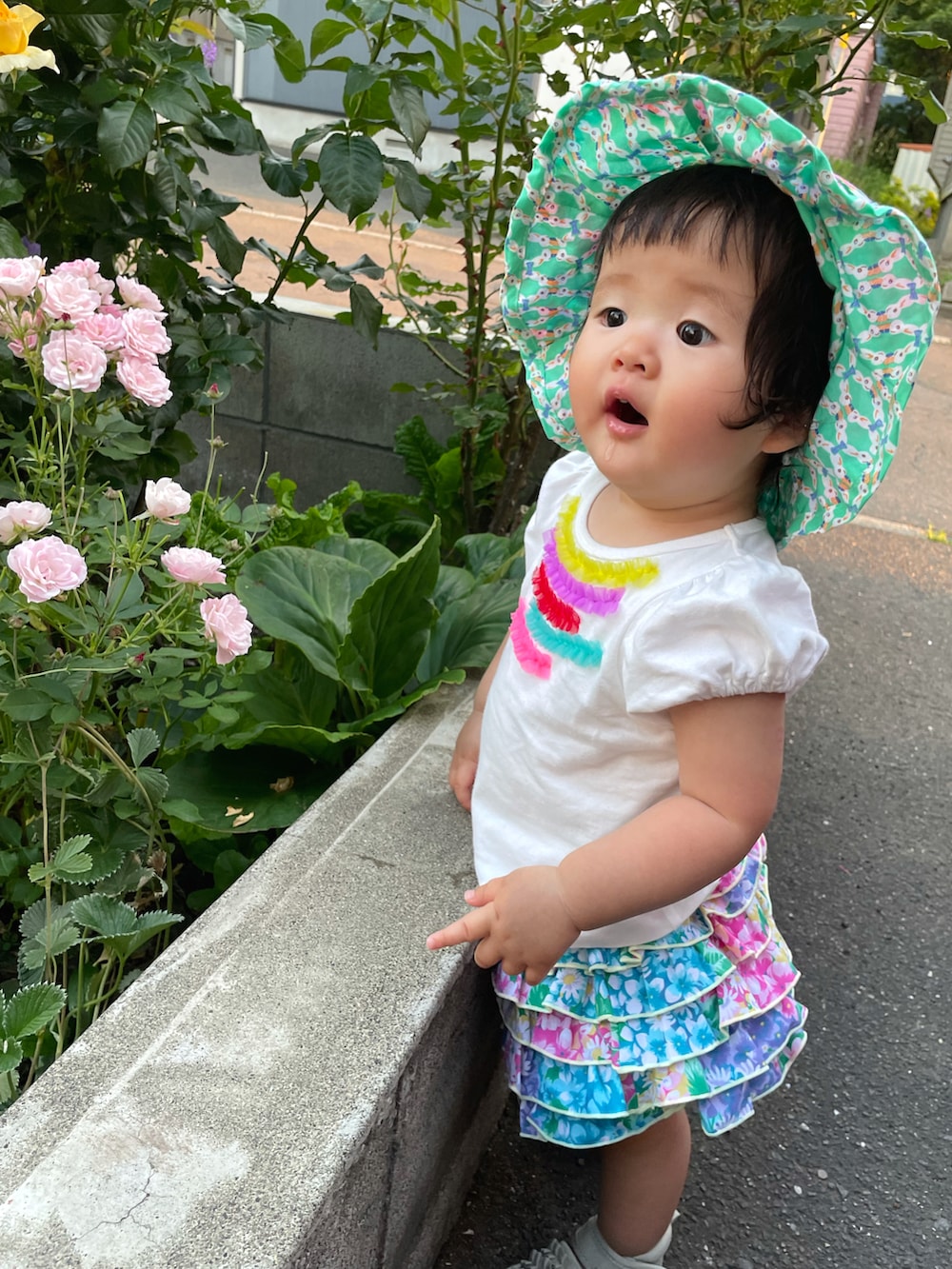 ホワイト系のTシャツ/カットソー、その他のその他パンツ、グリーン系のサンダルを着用したキッズの夏コーディネートの4枚目の写真