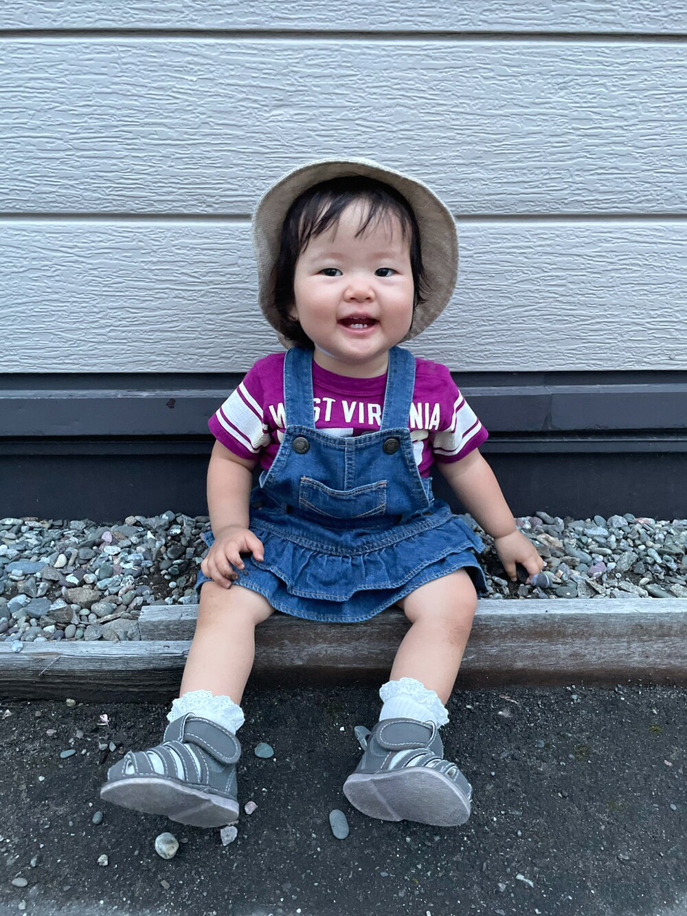 ブルー系のTシャツ/カットソー、ブルー系のデニムパンツ、ブラック系のサンダルを着用したキッズの夏コーディネートの4枚目の写真