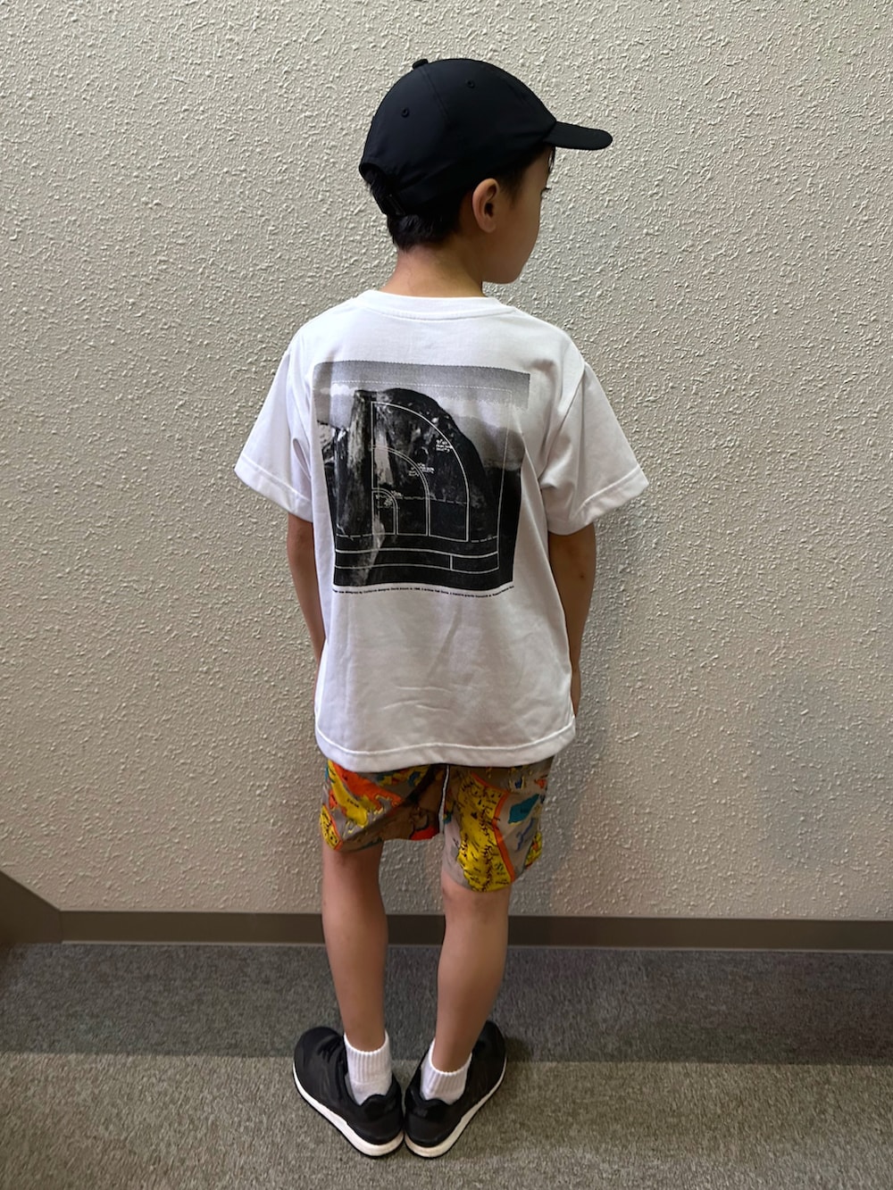 ホワイト系のTシャツ/カットソー、その他のその他パンツ、ブラック系のスニーカーを着用したキッズの夏コーディネートの2枚目の写真