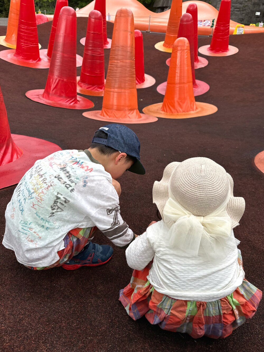 ホワイト系のTシャツ/カットソー、ブルー系のスニーカー、ホワイト系のカーディガン/ボレロを着用したキッズの夏コーディネートの4枚目の写真
