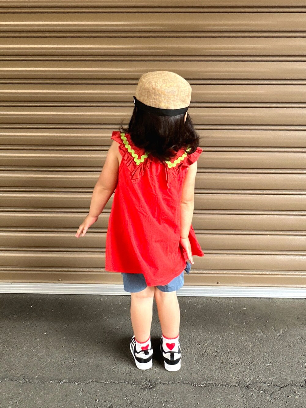 レッド系のワンピース、ブルー系のその他パンツ、ブラック系のスニーカーを着用したキッズの夏コーディネートの4枚目の写真