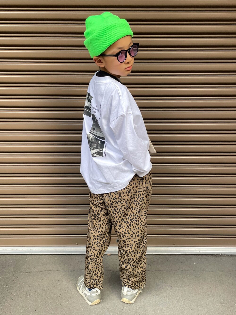 ホワイト系のTシャツ/カットソー、ベージュ系のその他パンツ、シルバー系のスニーカーを着用したキッズの秋コーディネートの2枚目の写真