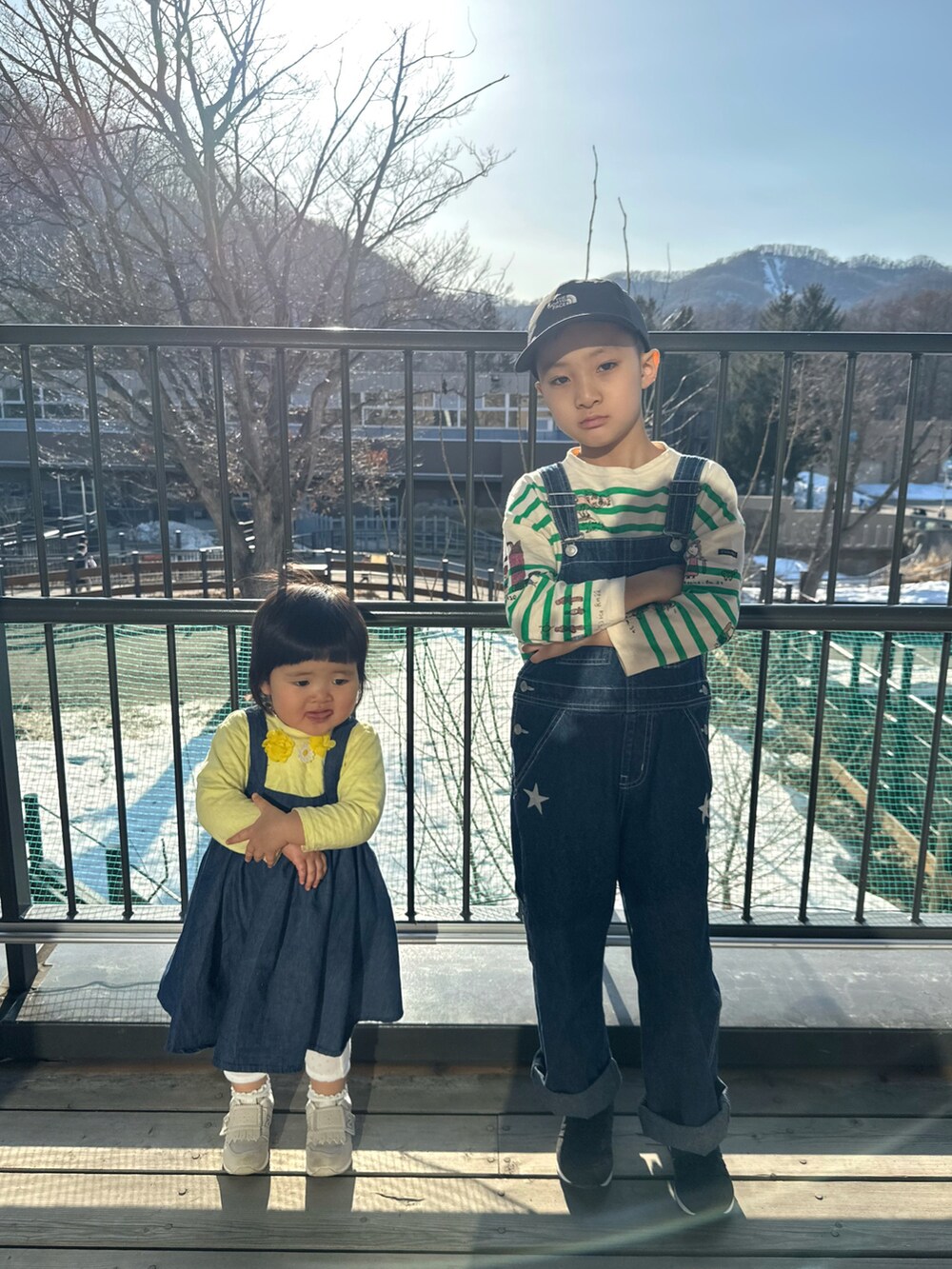 グリーン系のTシャツ/カットソー、ブルー系のサロペット/オーバーオール、ブラック系のスニーカーを着用したキッズの春コーディネートの4枚目の写真