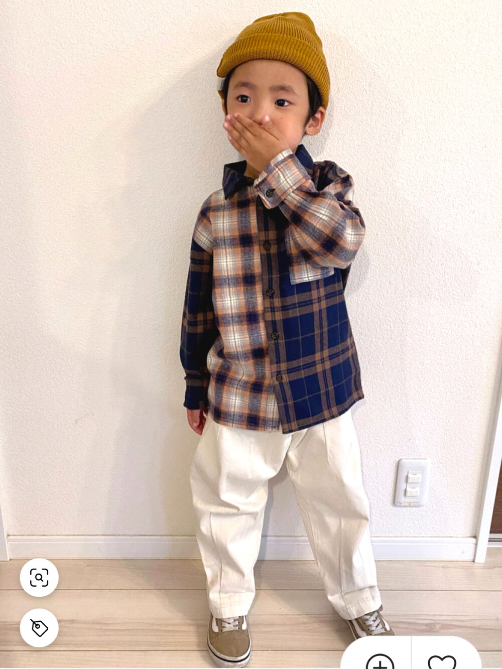 その他のシャツ/ブラウス、ホワイト系のその他パンツ、ベージュ系のスニーカーを着用したキッズの秋コーディネートの3枚目の写真