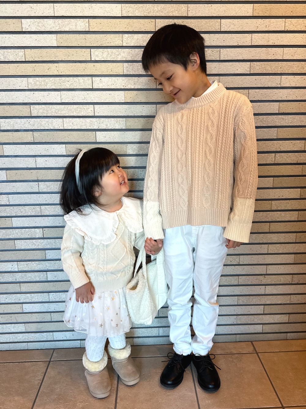 ホワイト系のニット/セーター、ホワイト系のビジネスシャツ、ホワイト系のその他パンツを着用したキッズの冬コーディネートの4枚目の写真