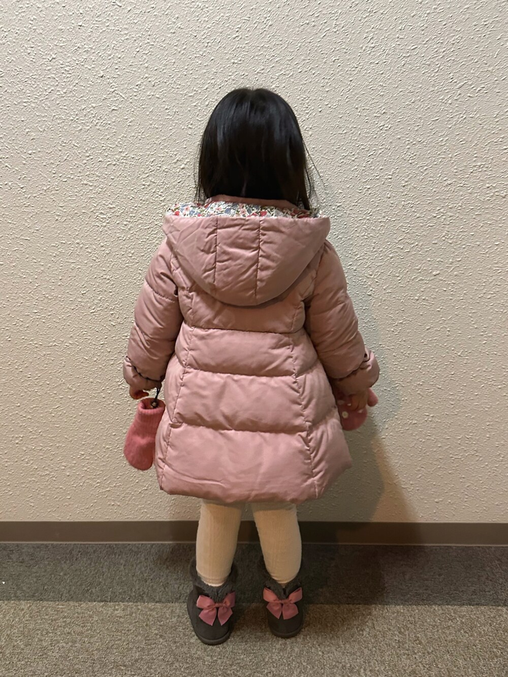 ピンク系のダウンジャケット/コート、ホワイト系のスウェット、ピンク系のその他パンツを着用したキッズの冬コーディネートの2枚目の写真