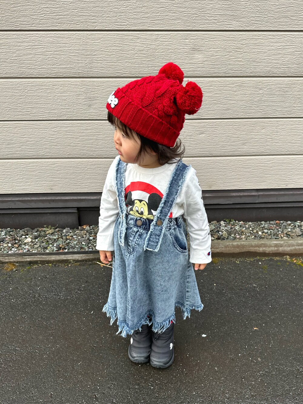 ホワイト系のTシャツ/カットソー、ブルー系のスカート、ブラック系のブーツを着用したキッズの冬コーディネートの2枚目の写真