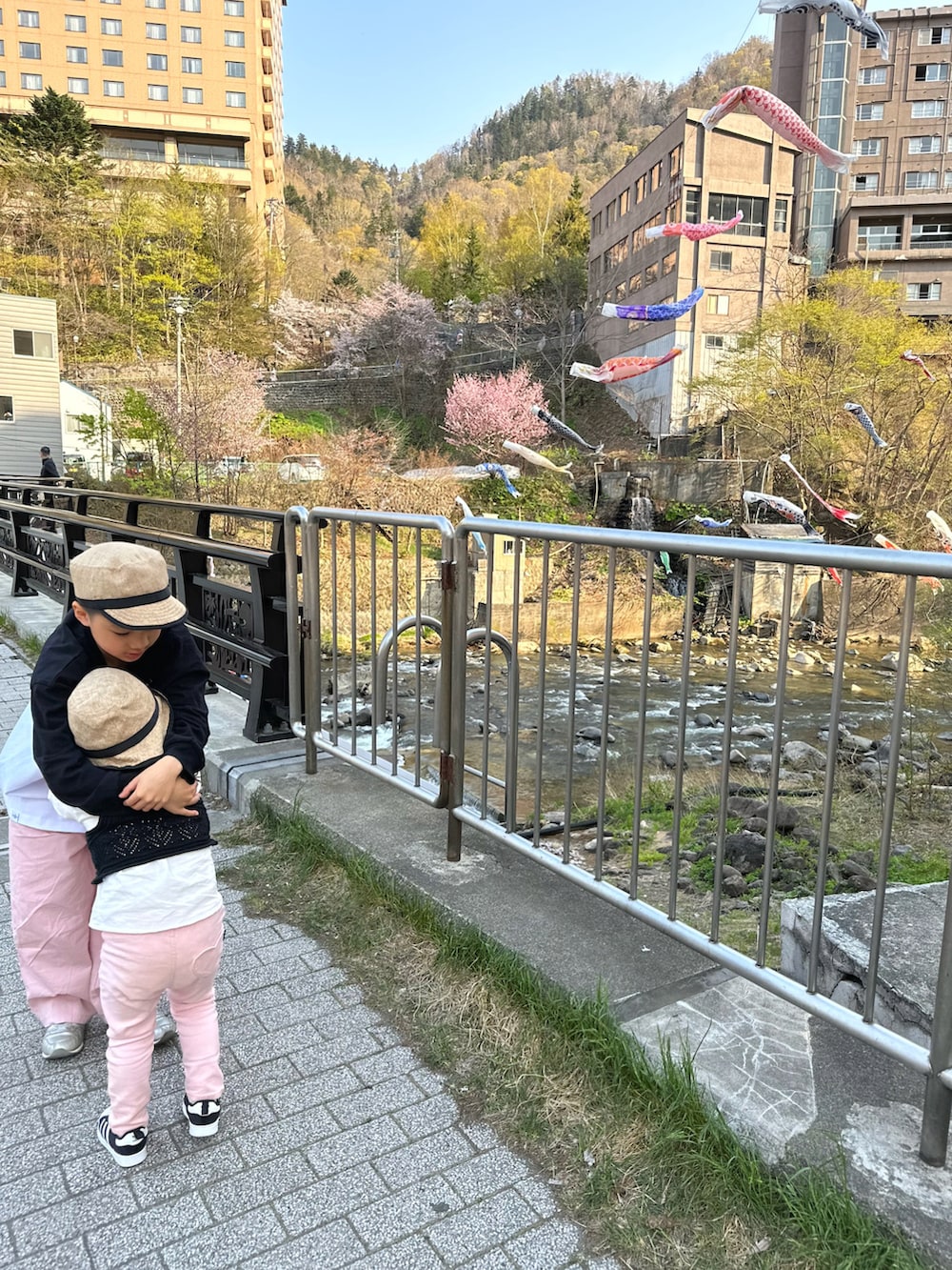 ブラック系のTシャツ/カットソー、ピンク系のカーゴパンツ、シルバー系のスニーカーを着用したキッズの春コーディネートの2枚目の写真
