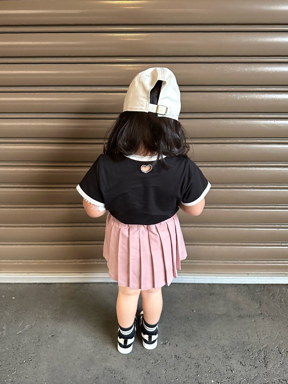 ブラック系のTシャツ/カットソー、ピンク系のその他パンツ、ブラック系のスニーカーを着用したキッズの夏コーディネートの5枚目の写真