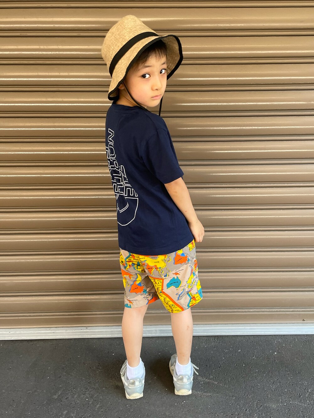 ブルー系のTシャツ/カットソー、その他のその他パンツ、シルバー系のスニーカーを着用したキッズの夏コーディネートの2枚目の写真