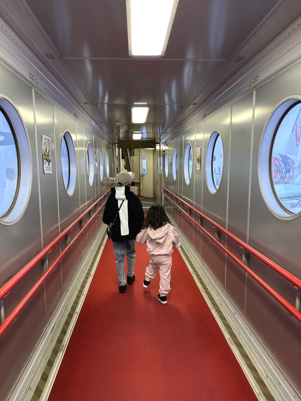 ブラック系のパーカー、その他のデニムパンツ、ブラック系のスニーカーを着用したキッズの春コーディネートの5枚目の写真