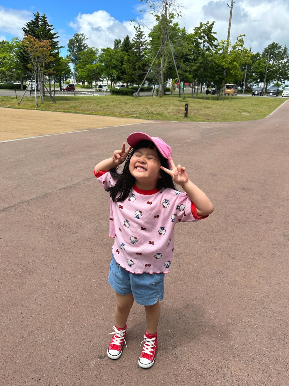ブルー系のその他パンツ、ピンク系のTシャツ/カットソー、レッド系のスニーカーを着用したキッズの秋コーディネートの3枚目の写真