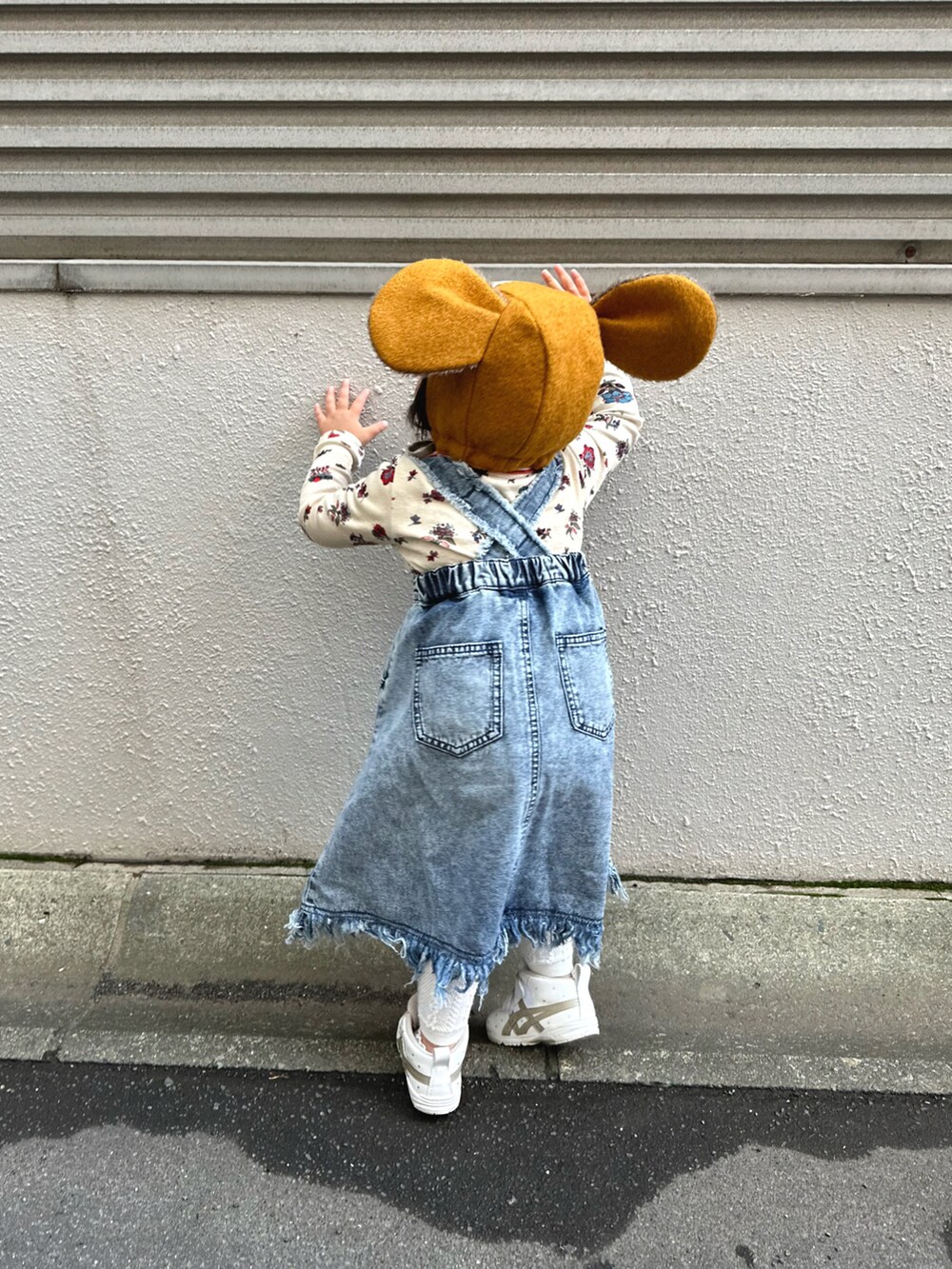 ホワイト系のTシャツ/カットソー、ブルー系のスカート、ホワイト系のスニーカーを着用したキッズの秋コーディネートの2枚目の写真