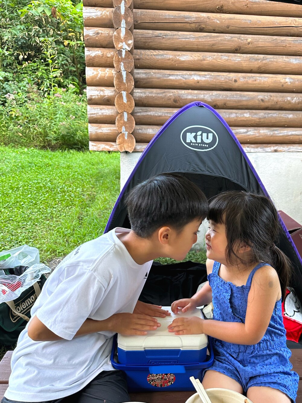 ピンク系のサンダル、ホワイト系のTシャツ/カットソー、ブラック系のその他パンツを着用したキッズの秋コーディネートの3枚目の写真