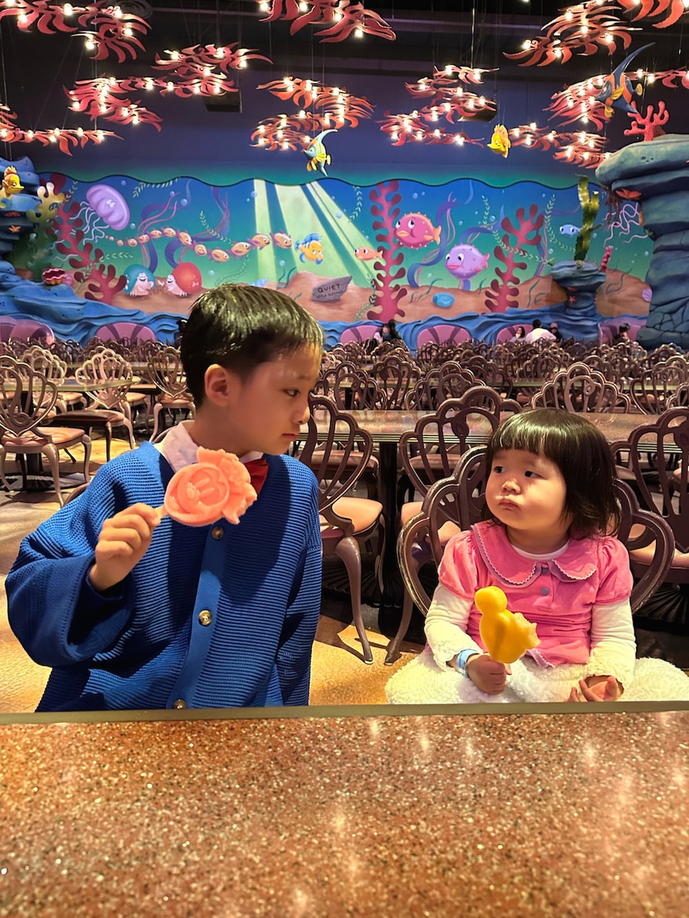 ブルー系のカーディガン/ボレロ、ホワイト系のビジネスシャツ、ホワイト系のその他パンツを着用したキッズの秋コーディネートの3枚目の写真