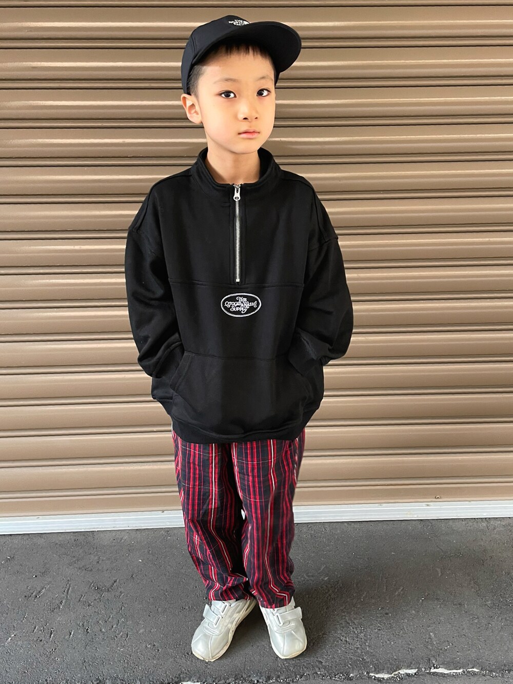 ブラック系のスウェット、レッド系のその他パンツ、シルバー系のスニーカーを着用したキッズの秋コーディネートの2枚目の写真