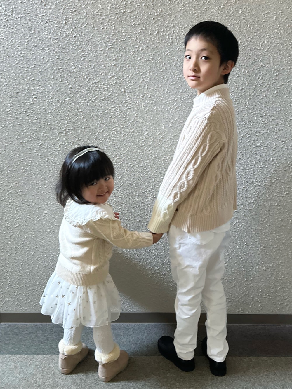 ホワイト系のニット/セーター、ホワイト系のビジネスシャツ、ホワイト系のその他パンツを着用したキッズの冬コーディネートの2枚目の写真