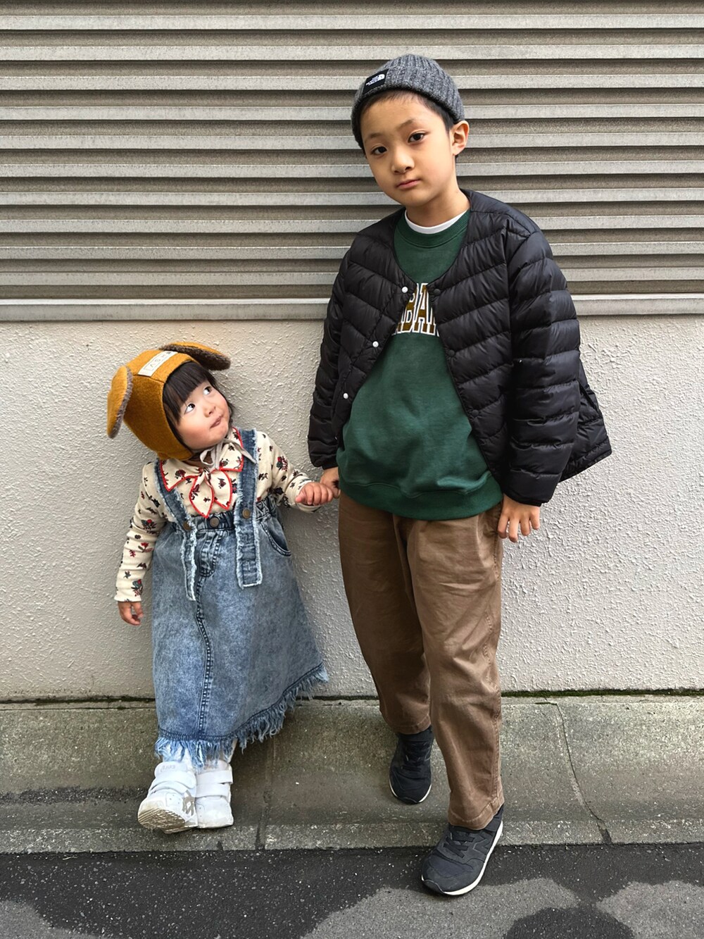 ホワイト系のTシャツ/カットソー、ブルー系のスカート、ホワイト系のスニーカーを着用したキッズの秋コーディネートの3枚目の写真