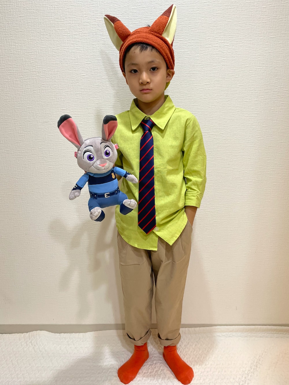 グリーン系のシャツ/ブラウス、レッド系のネクタイ、ベージュ系のその他パンツを着用したキッズの秋コーディネートの5枚目の写真