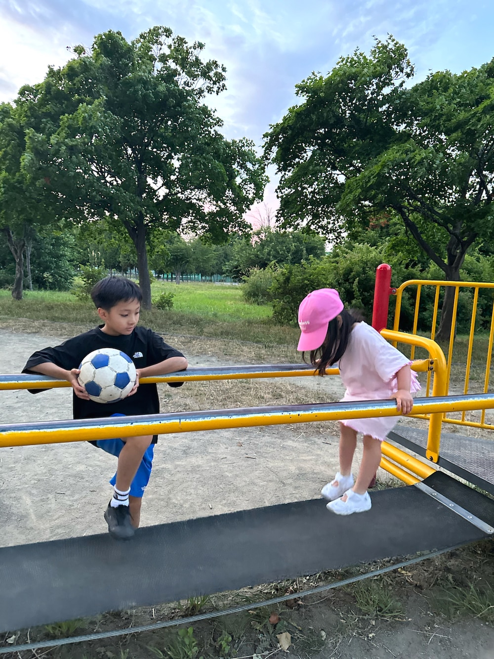 ブラック系のスウェット、ブルー系のその他パンツ、ブラック系のスニーカーを着用したキッズの夏コーディネートの3枚目の写真