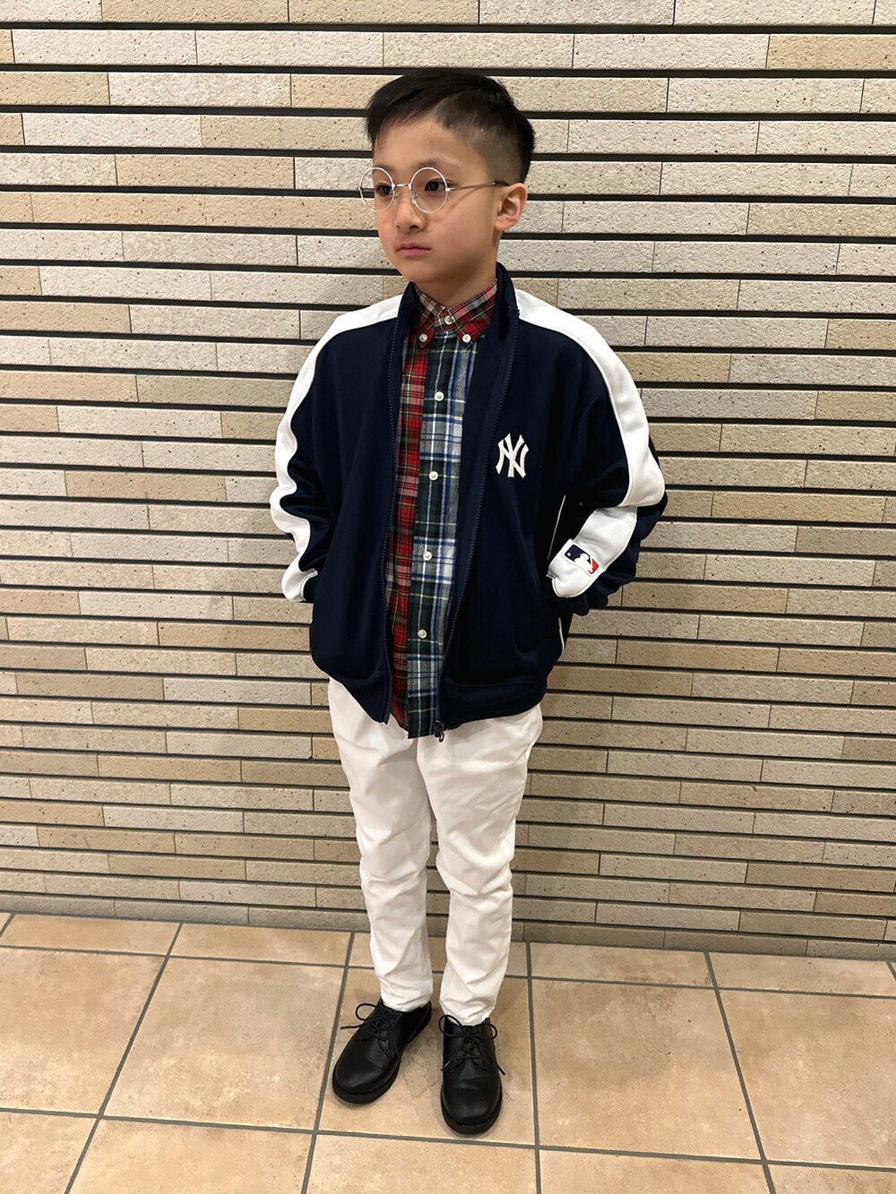 ブルー系のジャージ、その他のシャツ/ブラウス、ホワイト系のその他パンツを着用したキッズの春コーディネートの2枚目の写真