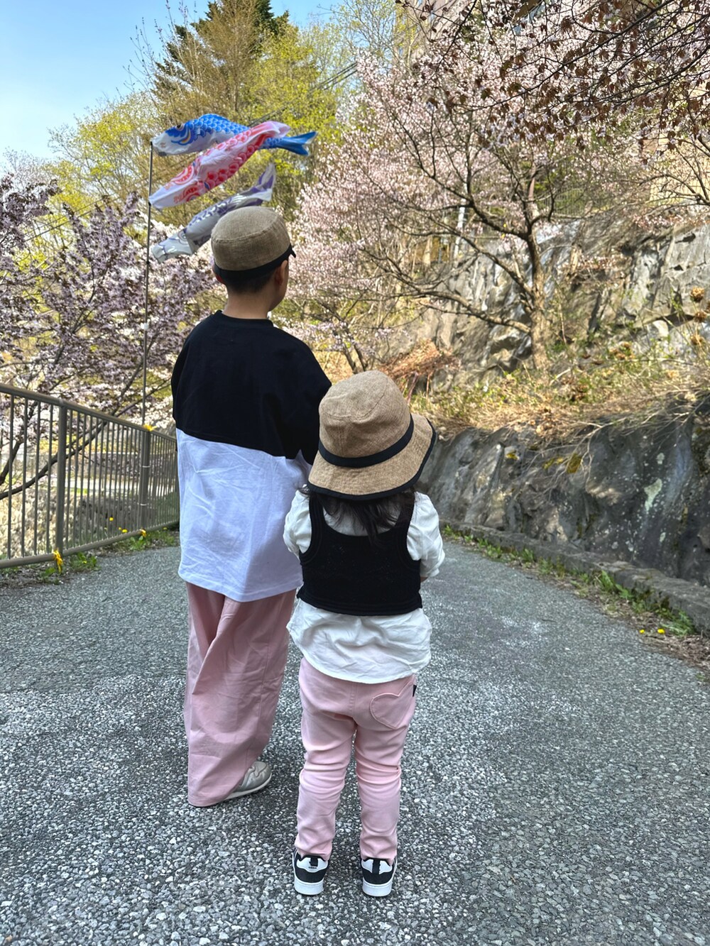 ブラック系のTシャツ/カットソー、ピンク系のカーゴパンツ、シルバー系のスニーカーを着用したキッズの春コーディネートの3枚目の写真