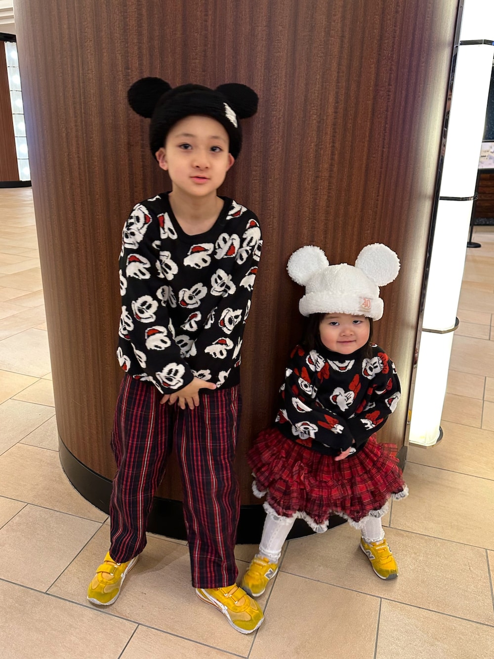 ブラック系のニット/セーター、レッド系のその他パンツ、イエロー系のスニーカーを着用したキッズの冬コーディネートの3枚目の写真