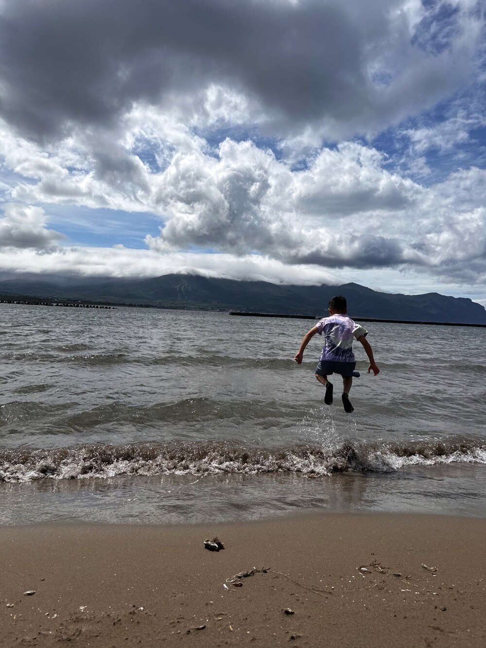 イエロー系のTシャツ/カットソー、ブルー系のその他パンツ、ブルー系のTシャツ/カットソーを着用したキッズの秋コーディネートの4枚目の写真